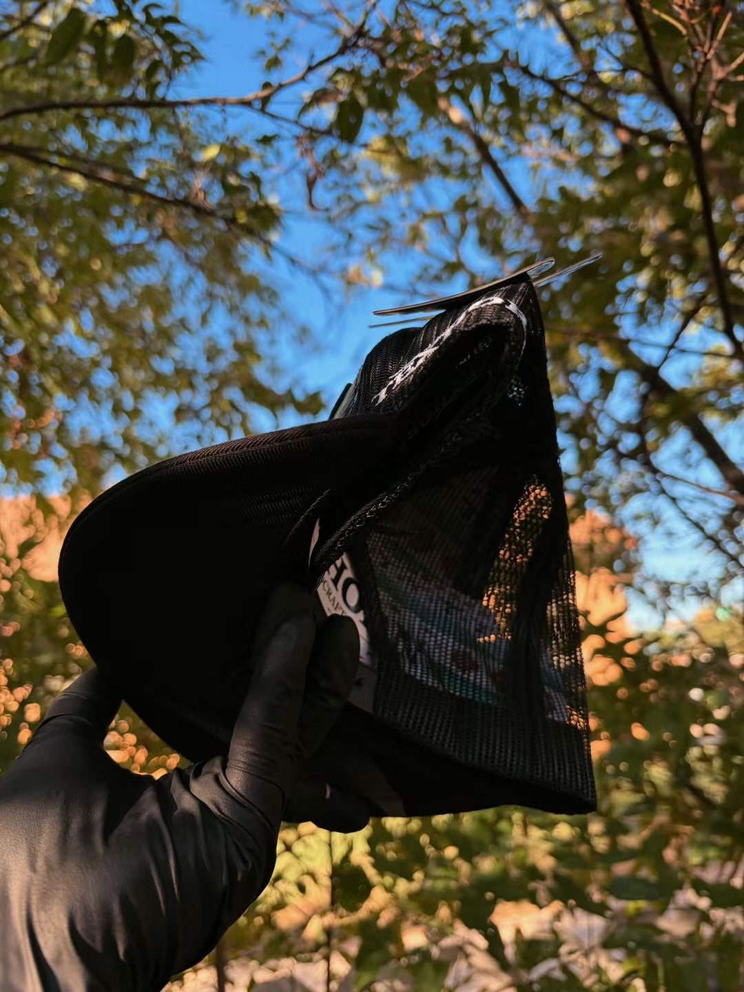 Gorra Texhorn negra con diseño geométrico turquesa