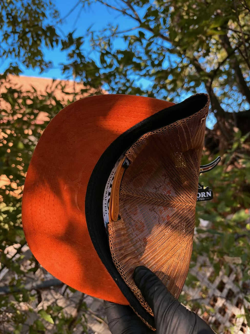 Gorra Texhorn naranja y café con diseño geométrico