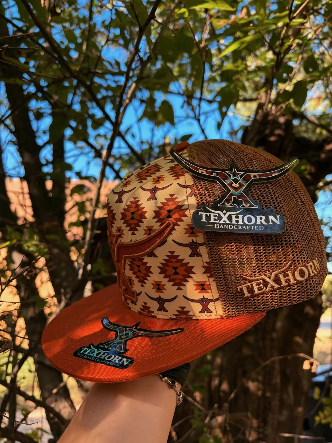 Gorra Texhorn naranja y café con diseño geométrico