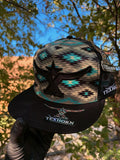 Gorra Texhorn negra con diseño geométrico turquesa