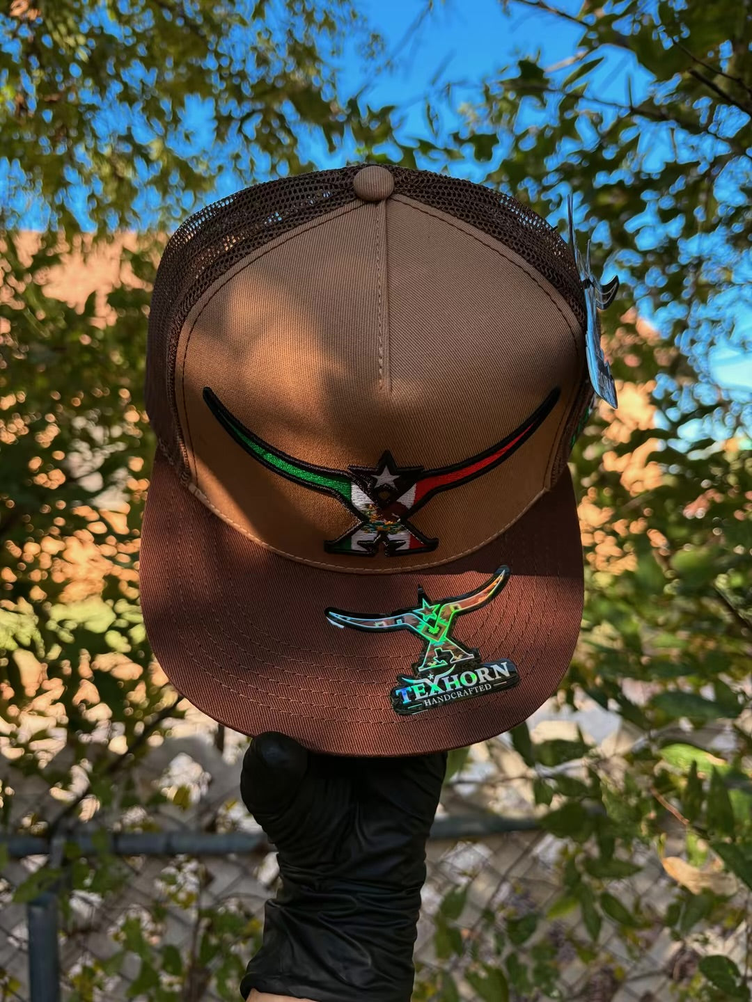 Gorra Texhorn café con bordado tricolor
