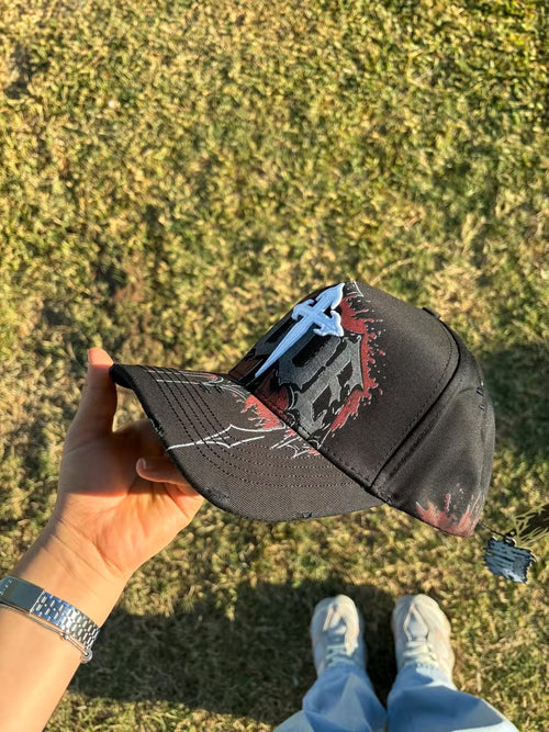 Vista lateral de gorra negra con cruz frontal y visera curva estampada