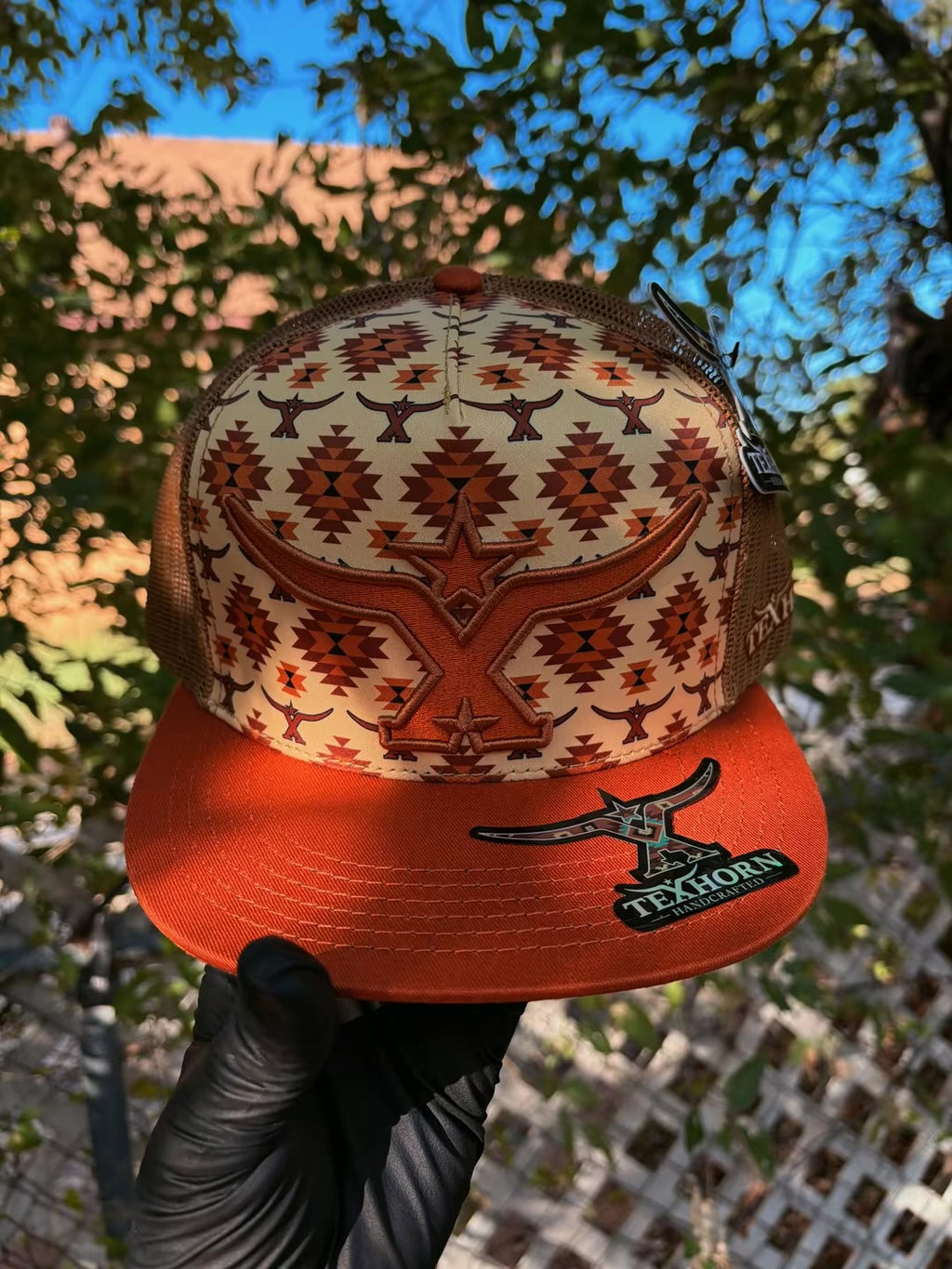 Gorra Texhorn naranja y café con diseño geométrico