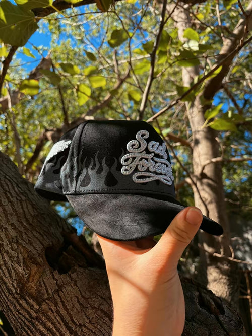 Vista frontal de gorra negra con llamas y detalles brillantes