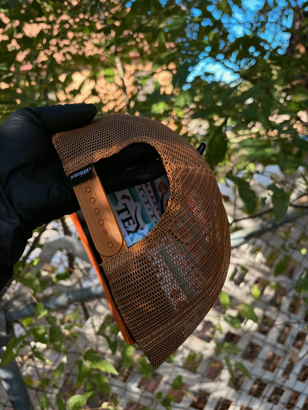 Gorra Texhorn naranja y café con diseño geométrico