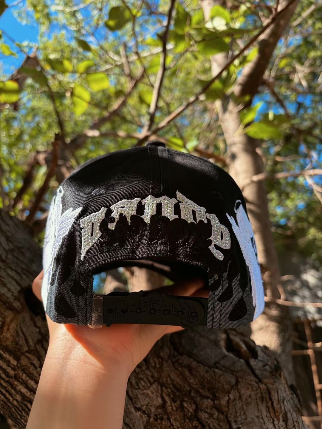 Vista posterior de gorra negra con cierre ajustable