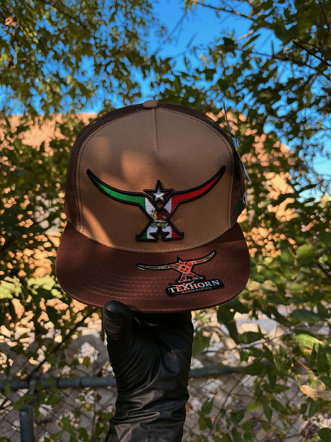 Gorra Texhorn café con bordado tricolor