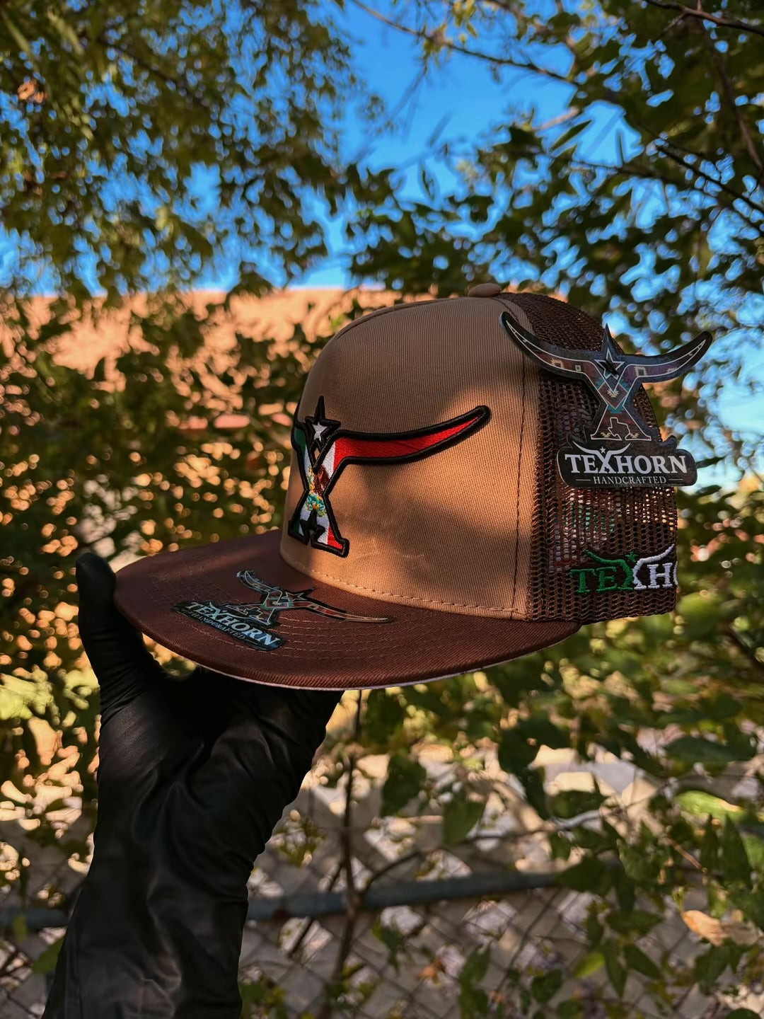 Gorra Texhorn café con bordado tricolor