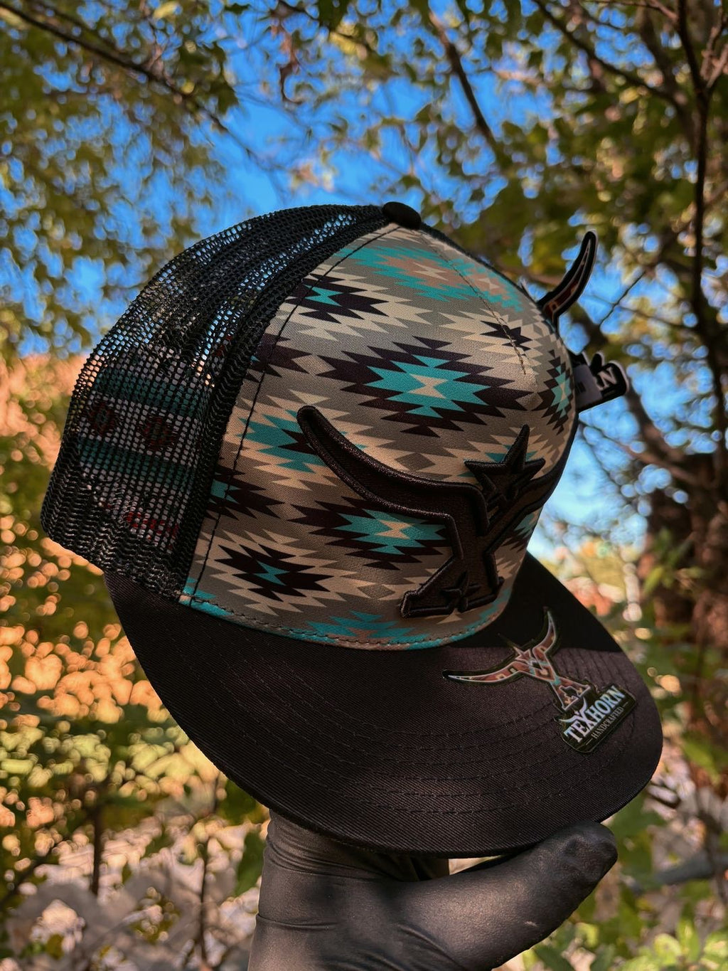 Gorra Texhorn negra con diseño geométrico turquesa