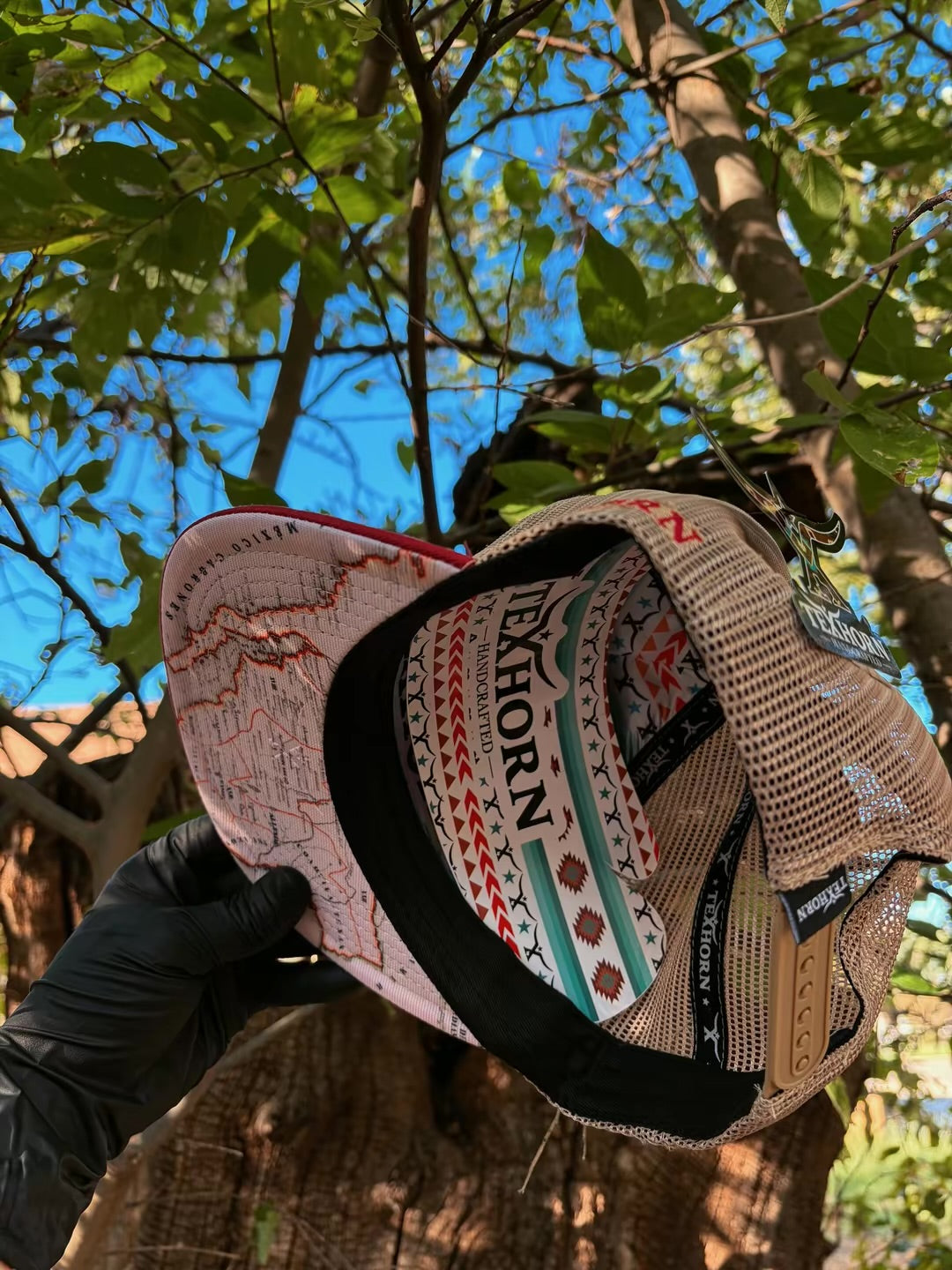 Gorra Texhorn roja y beige con bordado frontal
