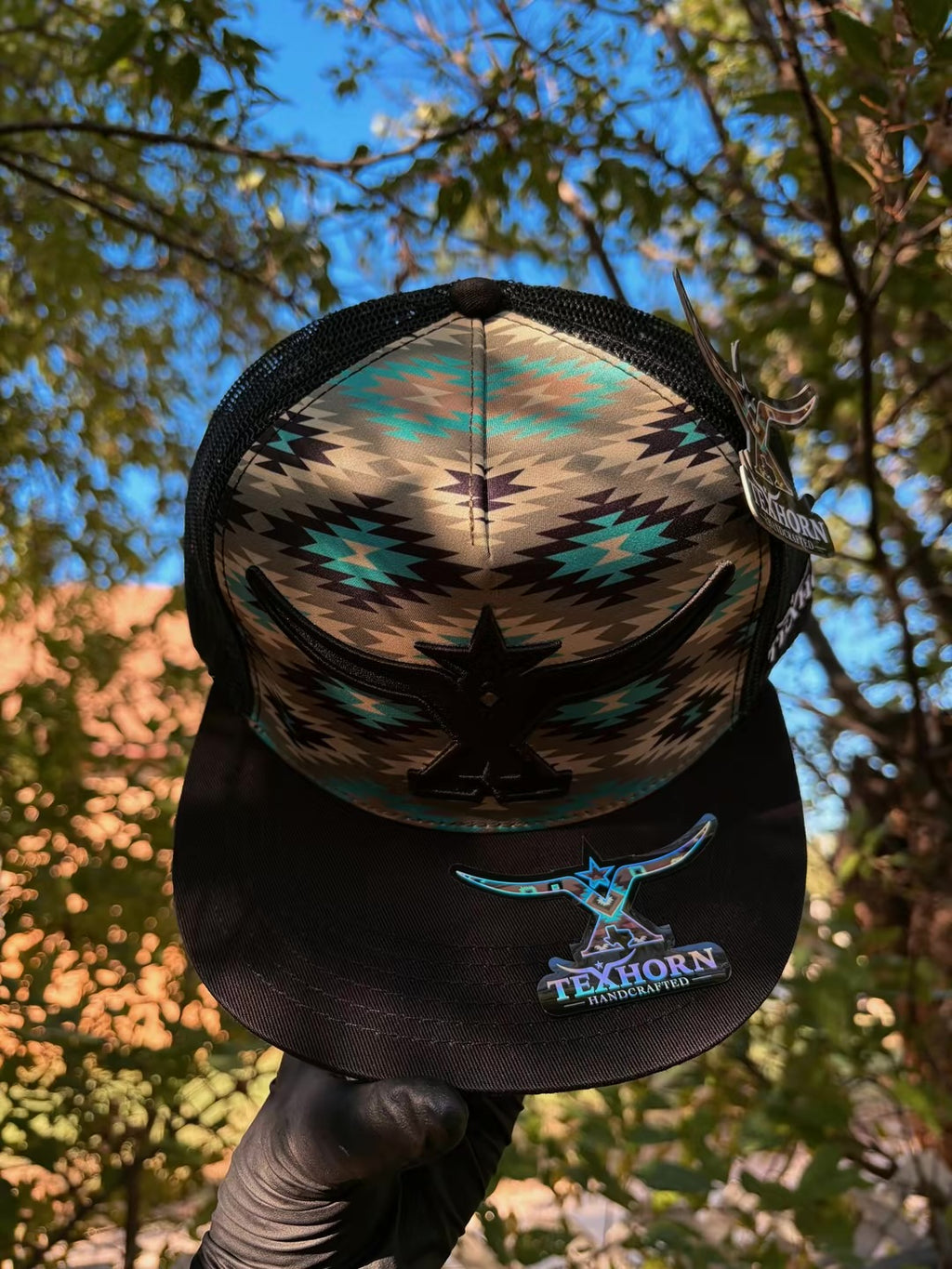 Gorra Texhorn negra con diseño geométrico turquesa